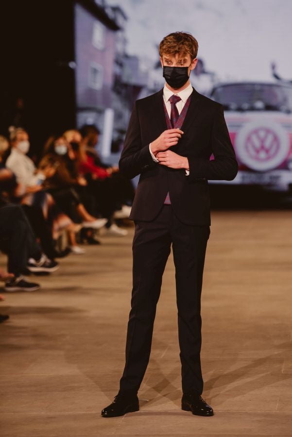 Un catalógo 2021 con propuestas para todo tipo de novios. La firma ha reunido propuestas para todo tipo de ceremonias, desde las más íntimas a las más sociales. La puesta en escena se ha complementado con los diseños de novia más destacados de la firma Yolanda Torres.