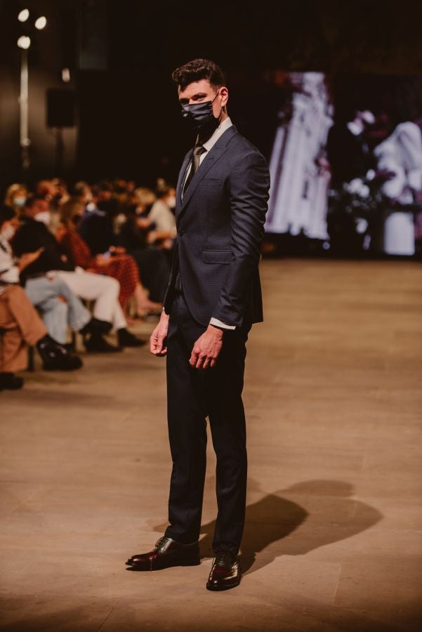 Un catalógo 2021 con propuestas para todo tipo de novios. La firma ha reunido propuestas para todo tipo de ceremonias, desde las más íntimas a las más sociales. La puesta en escena se ha complementado con los diseños de novia más destacados de la firma Yolanda Torres.