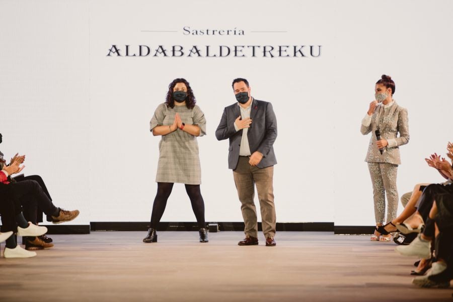 Un catalógo 2021 con propuestas para todo tipo de novios. La firma ha reunido propuestas para todo tipo de ceremonias, desde las más íntimas a las más sociales. La puesta en escena se ha complementado con los diseños de novia más destacados de la firma Yolanda Torres.