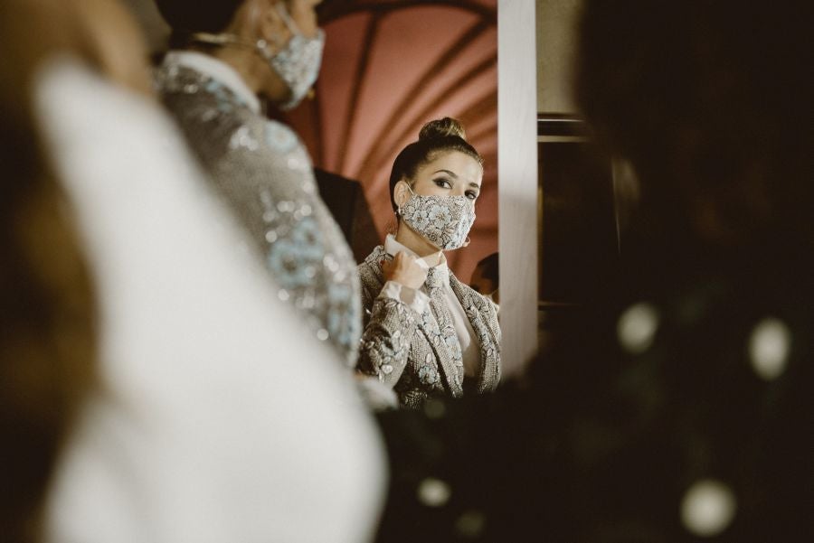 Un catalógo 2021 con propuestas para todo tipo de novios. La firma ha reunido propuestas para todo tipo de ceremonias, desde las más íntimas a las más sociales. La puesta en escena se ha complementado con los diseños de novia más destacados de la firma Yolanda Torres.