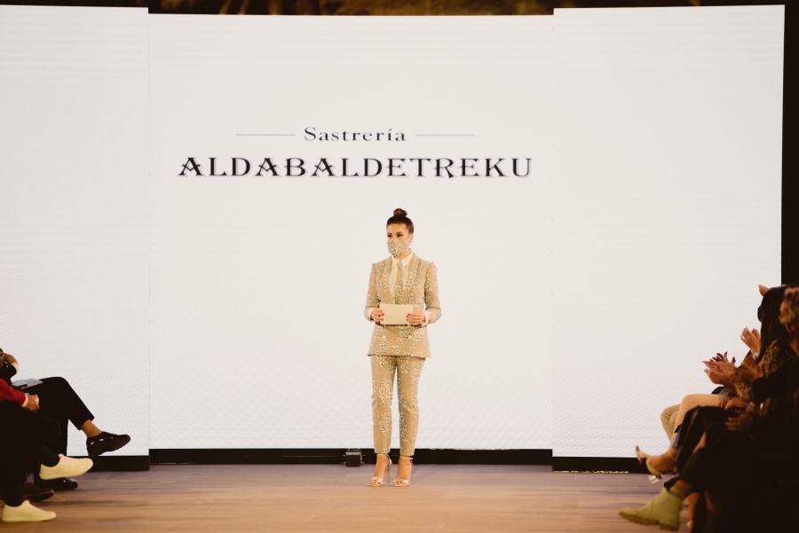 Un catalógo 2021 con propuestas para todo tipo de novios. La firma ha reunido propuestas para todo tipo de ceremonias, desde las más íntimas a las más sociales. La puesta en escena se ha complementado con los diseños de novia más destacados de la firma Yolanda Torres.