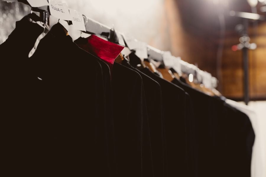 Joyas únicas y modelos de lujo en un desfile inédito. Álex Vallejo debuta sobre la pasarela de San Telmo con una original y emotiva puesta en escena a cargo de Verdini Dantza Taldea. La música y la luz y la coreografía de los bailarines ha sido el hilo conductor para mostrar más de 30 jotas de la firma. 