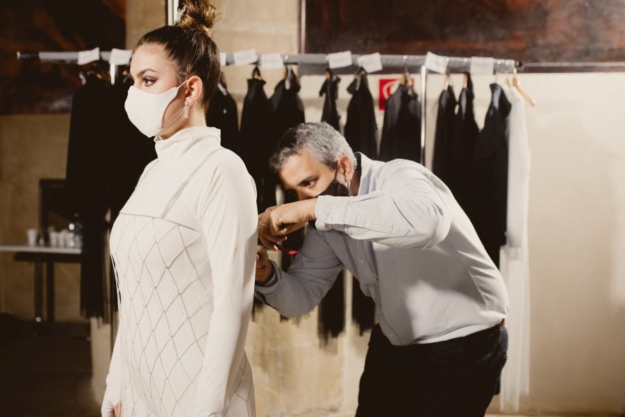 Joyas únicas y modelos de lujo en un desfile inédito. Álex Vallejo debuta sobre la pasarela de San Telmo con una original y emotiva puesta en escena a cargo de Verdini Dantza Taldea. La música y la luz y la coreografía de los bailarines ha sido el hilo conductor para mostrar más de 30 jotas de la firma. 