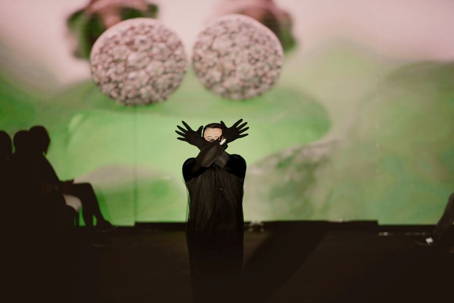 Joyas únicas y modelos de lujo en un desfile inédito. Álex Vallejo debuta sobre la pasarela de San Telmo con una original y emotiva puesta en escena a cargo de Verdini Dantza Taldea. La música y la luz y la coreografía de los bailarines ha sido el hilo conductor para mostrar más de 30 jotas de la firma. 