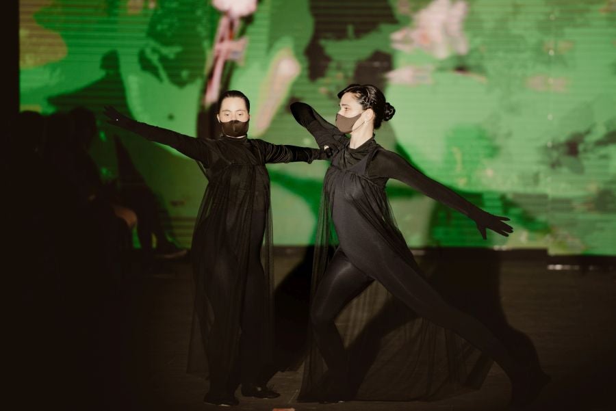 Joyas únicas y modelos de lujo en un desfile inédito. Álex Vallejo debuta sobre la pasarela de San Telmo con una original y emotiva puesta en escena a cargo de Verdini Dantza Taldea. La música y la luz y la coreografía de los bailarines ha sido el hilo conductor para mostrar más de 30 jotas de la firma. 