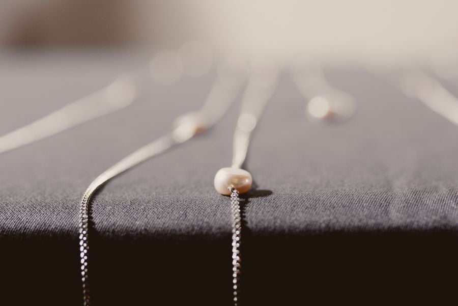 Joyas únicas y modelos de lujo en un desfile inédito. Álex Vallejo debuta sobre la pasarela de San Telmo con una original y emotiva puesta en escena a cargo de Verdini Dantza Taldea. La música y la luz y la coreografía de los bailarines ha sido el hilo conductor para mostrar más de 30 jotas de la firma. 