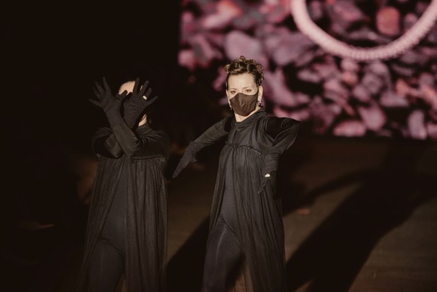 Joyas únicas y modelos de lujo en un desfile inédito. Álex Vallejo debuta sobre la pasarela de San Telmo con una original y emotiva puesta en escena a cargo de Verdini Dantza Taldea. La música y la luz y la coreografía de los bailarines ha sido el hilo conductor para mostrar más de 30 jotas de la firma. 