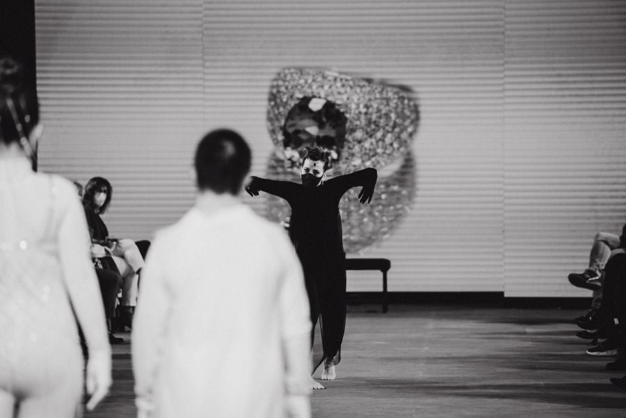 Joyas únicas y modelos de lujo en un desfile inédito. Álex Vallejo debuta sobre la pasarela de San Telmo con una original y emotiva puesta en escena a cargo de Verdini Dantza Taldea. La música y la luz y la coreografía de los bailarines ha sido el hilo conductor para mostrar más de 30 jotas de la firma. 
