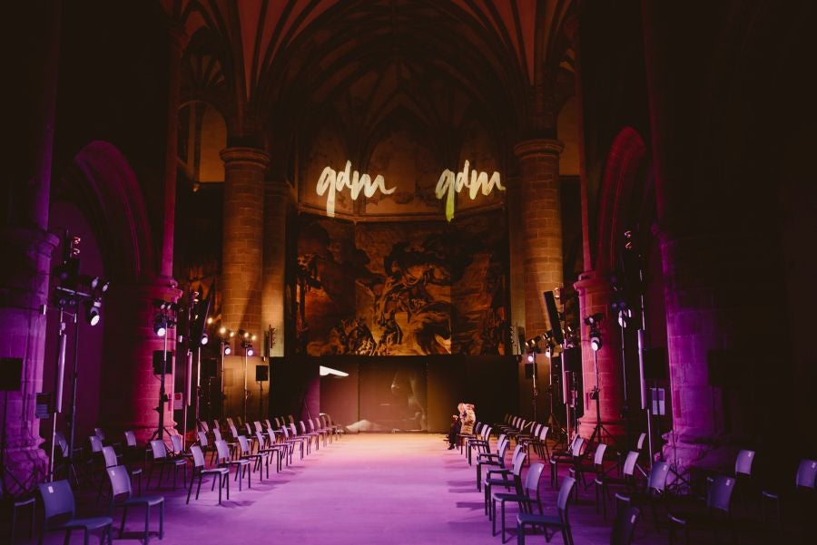 Joyas únicas y modelos de lujo en un desfile inédito. Álex Vallejo debuta sobre la pasarela de San Telmo con una original y emotiva puesta en escena a cargo de Verdini Dantza Taldea. La música y la luz y la coreografía de los bailarines ha sido el hilo conductor para mostrar más de 30 jotas de la firma. 
