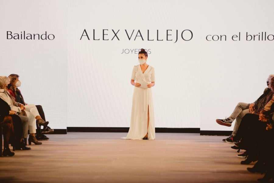 Joyas únicas y modelos de lujo en un desfile inédito. Álex Vallejo debuta sobre la pasarela de San Telmo con una original y emotiva puesta en escena a cargo de Verdini Dantza Taldea. La música y la luz y la coreografía de los bailarines ha sido el hilo conductor para mostrar más de 30 jotas de la firma. 