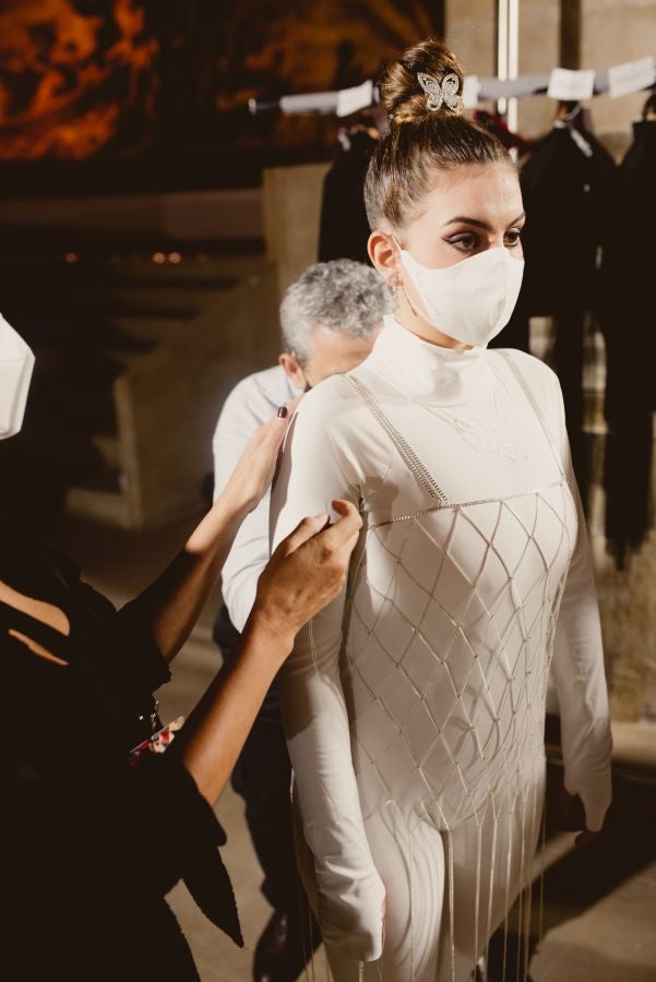 Joyas únicas y modelos de lujo en un desfile inédito. Álex Vallejo debuta sobre la pasarela de San Telmo con una original y emotiva puesta en escena a cargo de Verdini Dantza Taldea. La música y la luz y la coreografía de los bailarines ha sido el hilo conductor para mostrar más de 30 jotas de la firma. 