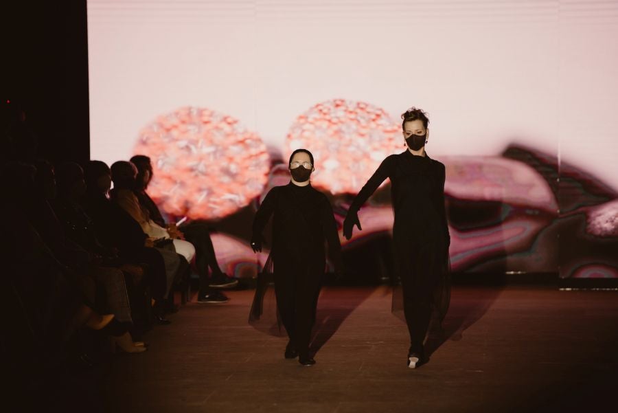 Joyas únicas y modelos de lujo en un desfile inédito. Álex Vallejo debuta sobre la pasarela de San Telmo con una original y emotiva puesta en escena a cargo de Verdini Dantza Taldea. La música y la luz y la coreografía de los bailarines ha sido el hilo conductor para mostrar más de 30 jotas de la firma. 