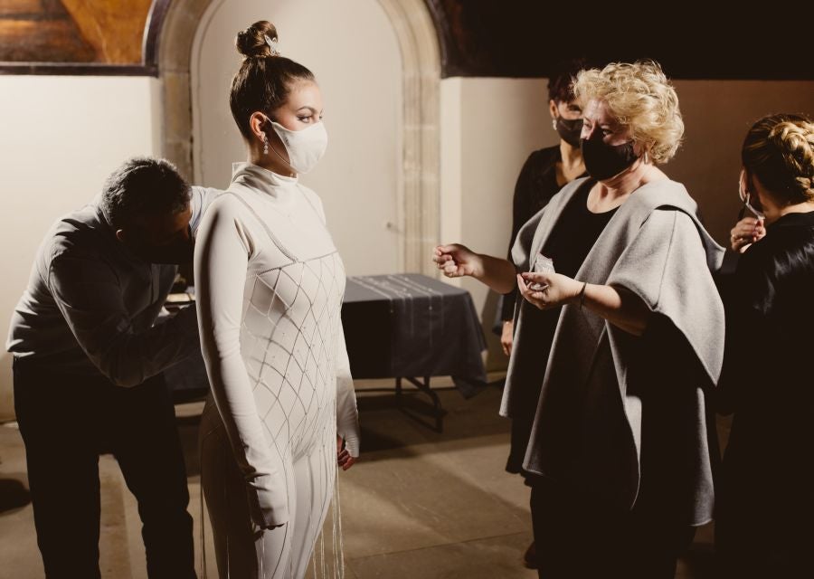 Joyas únicas y modelos de lujo en un desfile inédito. Álex Vallejo debuta sobre la pasarela de San Telmo con una original y emotiva puesta en escena a cargo de Verdini Dantza Taldea. La música y la luz y la coreografía de los bailarines ha sido el hilo conductor para mostrar más de 30 jotas de la firma. 