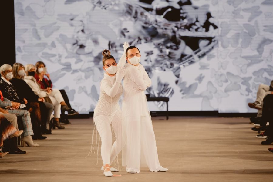 Joyas únicas y modelos de lujo en un desfile inédito. Álex Vallejo debuta sobre la pasarela de San Telmo con una original y emotiva puesta en escena a cargo de Verdini Dantza Taldea. La música y la luz y la coreografía de los bailarines ha sido el hilo conductor para mostrar más de 30 jotas de la firma. 