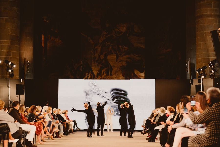 Joyas únicas y modelos de lujo en un desfile inédito. Álex Vallejo debuta sobre la pasarela de San Telmo con una original y emotiva puesta en escena a cargo de Verdini Dantza Taldea. La música y la luz y la coreografía de los bailarines ha sido el hilo conductor para mostrar más de 30 jotas de la firma. 