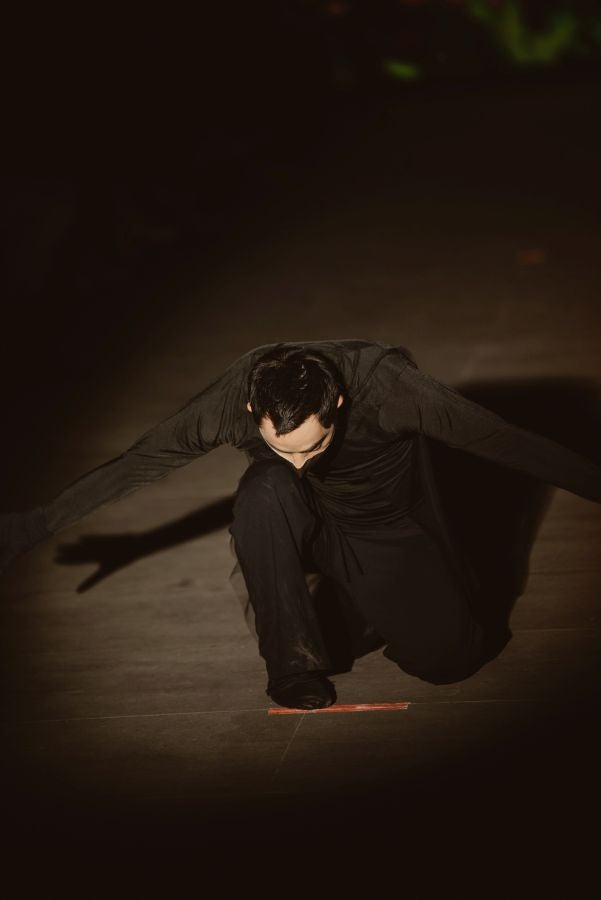 Joyas únicas y modelos de lujo en un desfile inédito. Álex Vallejo debuta sobre la pasarela de San Telmo con una original y emotiva puesta en escena a cargo de Verdini Dantza Taldea. La música y la luz y la coreografía de los bailarines ha sido el hilo conductor para mostrar más de 30 jotas de la firma. 
