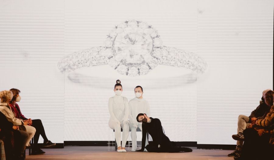 Joyas únicas y modelos de lujo en un desfile inédito. Álex Vallejo debuta sobre la pasarela de San Telmo con una original y emotiva puesta en escena a cargo de Verdini Dantza Taldea. La música y la luz y la coreografía de los bailarines ha sido el hilo conductor para mostrar más de 30 jotas de la firma. 