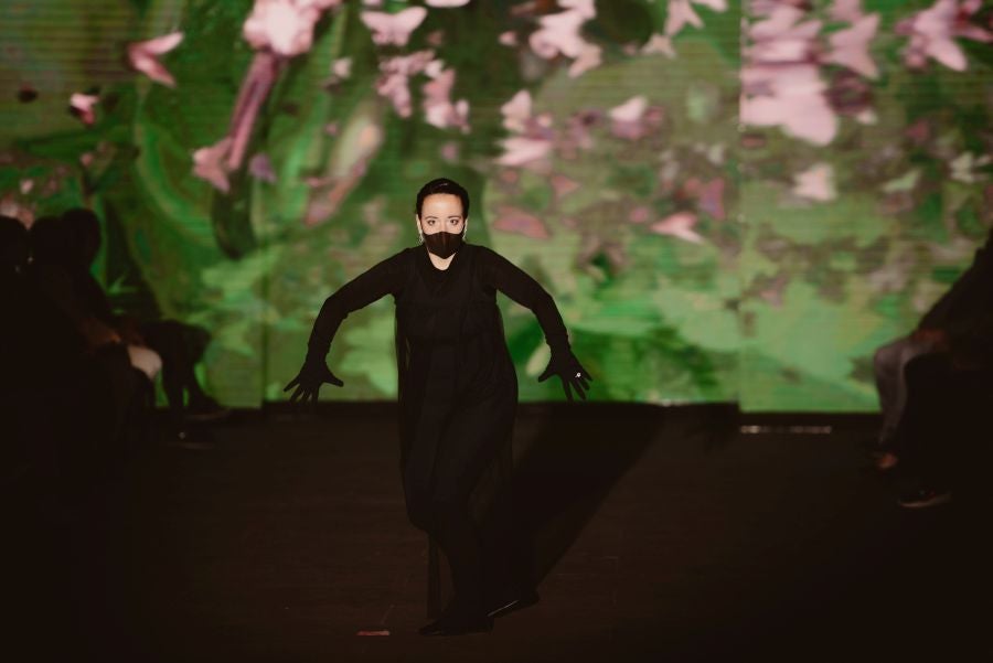 Joyas únicas y modelos de lujo en un desfile inédito. Álex Vallejo debuta sobre la pasarela de San Telmo con una original y emotiva puesta en escena a cargo de Verdini Dantza Taldea. La música y la luz y la coreografía de los bailarines ha sido el hilo conductor para mostrar más de 30 jotas de la firma. 
