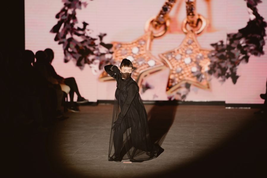 Joyas únicas y modelos de lujo en un desfile inédito. Álex Vallejo debuta sobre la pasarela de San Telmo con una original y emotiva puesta en escena a cargo de Verdini Dantza Taldea. La música y la luz y la coreografía de los bailarines ha sido el hilo conductor para mostrar más de 30 jotas de la firma. 
