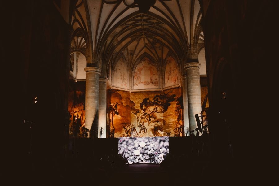 Joyas únicas y modelos de lujo en un desfile inédito. Álex Vallejo debuta sobre la pasarela de San Telmo con una original y emotiva puesta en escena a cargo de Verdini Dantza Taldea. La música y la luz y la coreografía de los bailarines ha sido el hilo conductor para mostrar más de 30 jotas de la firma. 