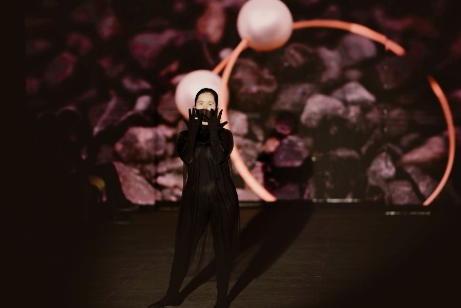 Joyas únicas y modelos de lujo en un desfile inédito. Álex Vallejo debuta sobre la pasarela de San Telmo con una original y emotiva puesta en escena a cargo de Verdini Dantza Taldea. La música y la luz y la coreografía de los bailarines ha sido el hilo conductor para mostrar más de 30 jotas de la firma. 