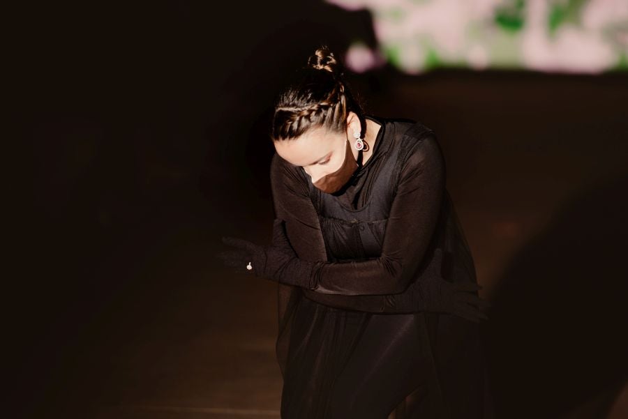 Joyas únicas y modelos de lujo en un desfile inédito. Álex Vallejo debuta sobre la pasarela de San Telmo con una original y emotiva puesta en escena a cargo de Verdini Dantza Taldea. La música y la luz y la coreografía de los bailarines ha sido el hilo conductor para mostrar más de 30 jotas de la firma. 