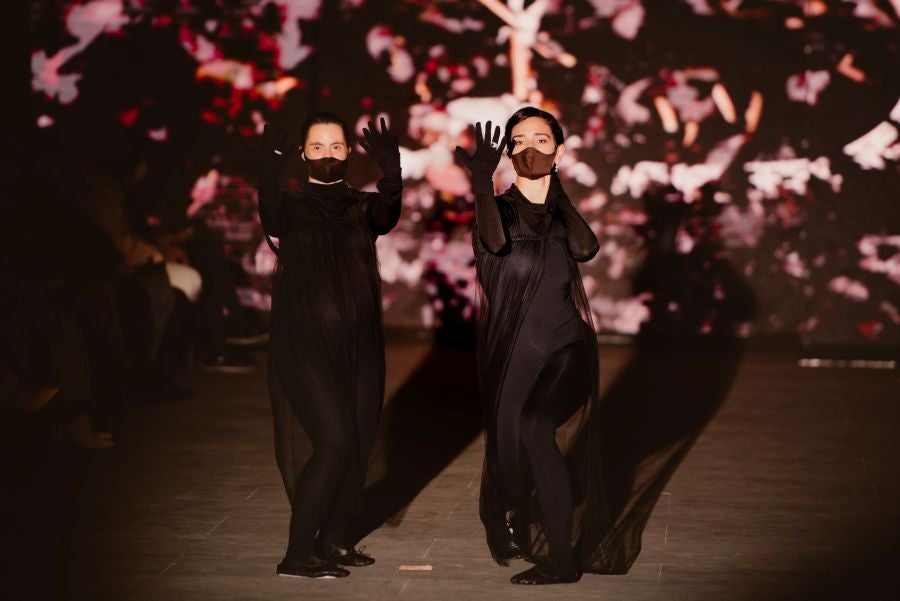 Joyas únicas y modelos de lujo en un desfile inédito. Álex Vallejo debuta sobre la pasarela de San Telmo con una original y emotiva puesta en escena a cargo de Verdini Dantza Taldea. La música y la luz y la coreografía de los bailarines ha sido el hilo conductor para mostrar más de 30 jotas de la firma. 