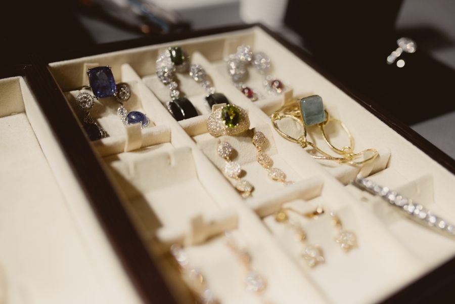 Joyas únicas y modelos de lujo en un desfile inédito. Álex Vallejo debuta sobre la pasarela de San Telmo con una original y emotiva puesta en escena a cargo de Verdini Dantza Taldea. La música y la luz y la coreografía de los bailarines ha sido el hilo conductor para mostrar más de 30 jotas de la firma. 