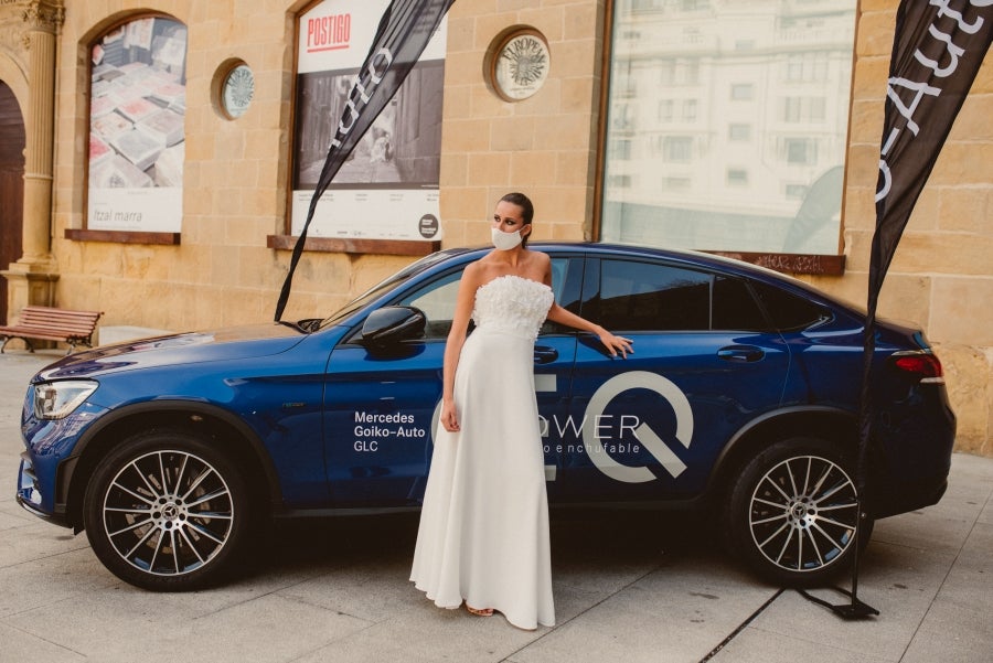 Vestidos de ensueño con patrones únicos y detalles creados con alma. La colección 'Alma' ha rendido homenaje a los artesanos, a las tradiciones y a las raíces. A su arte, reflejado en el bordar y en el tejer; a imagen de la destreza de los bailes tradicionales. Inge Zubeldia ha irradiado color, luz y optimismo en un momento tan devastador a nivel global. 