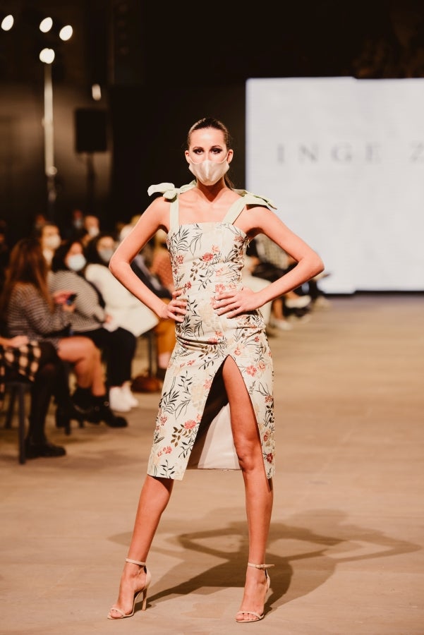 Vestidos de ensueño con patrones únicos y detalles creados con alma. La colección 'Alma' ha rendido homenaje a los artesanos, a las tradiciones y a las raíces. A su arte, reflejado en el bordar y en el tejer; a imagen de la destreza de los bailes tradicionales. Inge Zubeldia ha irradiado color, luz y optimismo en un momento tan devastador a nivel global. 