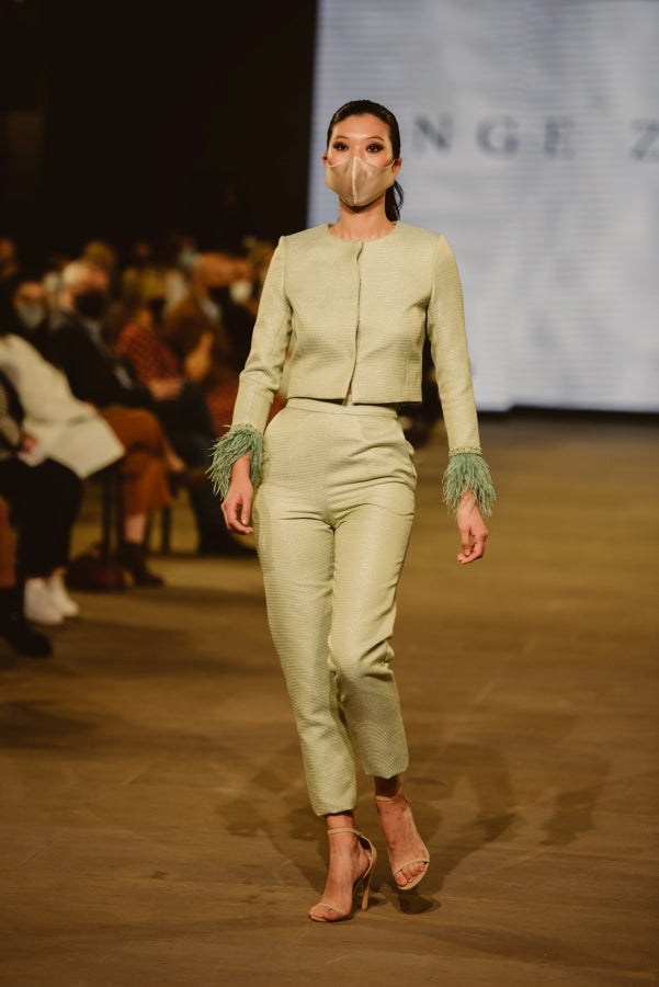 Vestidos de ensueño con patrones únicos y detalles creados con alma. La colección 'Alma' ha rendido homenaje a los artesanos, a las tradiciones y a las raíces. A su arte, reflejado en el bordar y en el tejer; a imagen de la destreza de los bailes tradicionales. Inge Zubeldia ha irradiado color, luz y optimismo en un momento tan devastador a nivel global. 