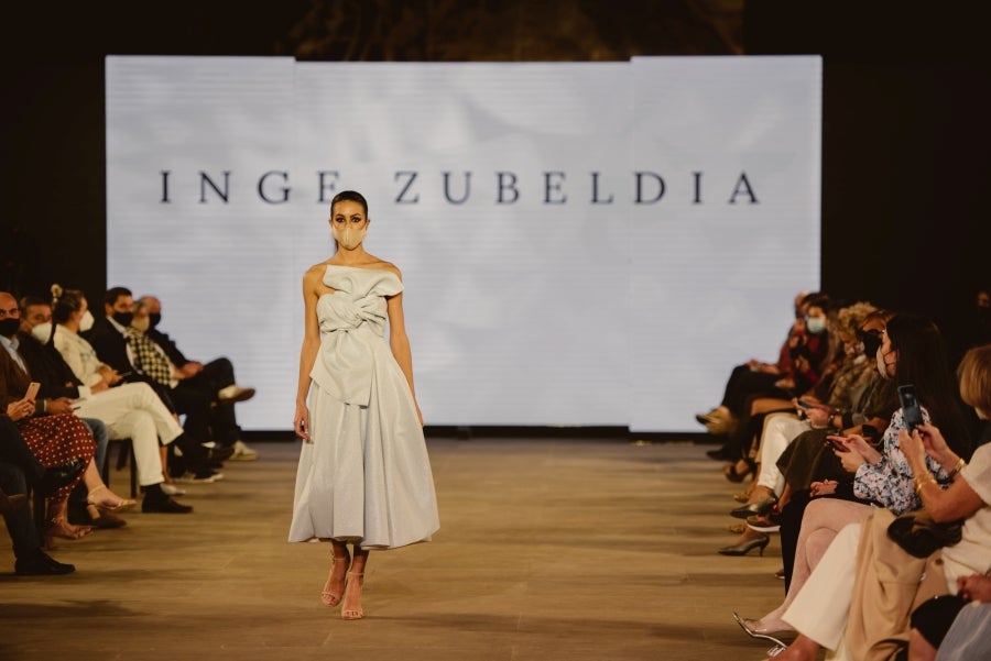 Vestidos de ensueño con patrones únicos y detalles creados con alma. La colección 'Alma' ha rendido homenaje a los artesanos, a las tradiciones y a las raíces. A su arte, reflejado en el bordar y en el tejer; a imagen de la destreza de los bailes tradicionales. Inge Zubeldia ha irradiado color, luz y optimismo en un momento tan devastador a nivel global. 