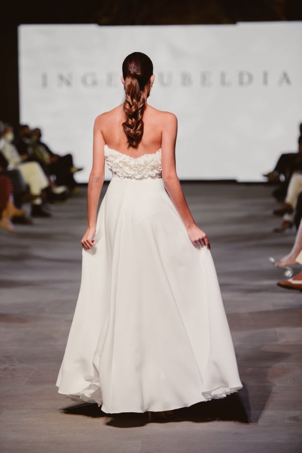 Vestidos de ensueño con patrones únicos y detalles creados con alma. La colección 'Alma' ha rendido homenaje a los artesanos, a las tradiciones y a las raíces. A su arte, reflejado en el bordar y en el tejer; a imagen de la destreza de los bailes tradicionales. Inge Zubeldia ha irradiado color, luz y optimismo en un momento tan devastador a nivel global. 