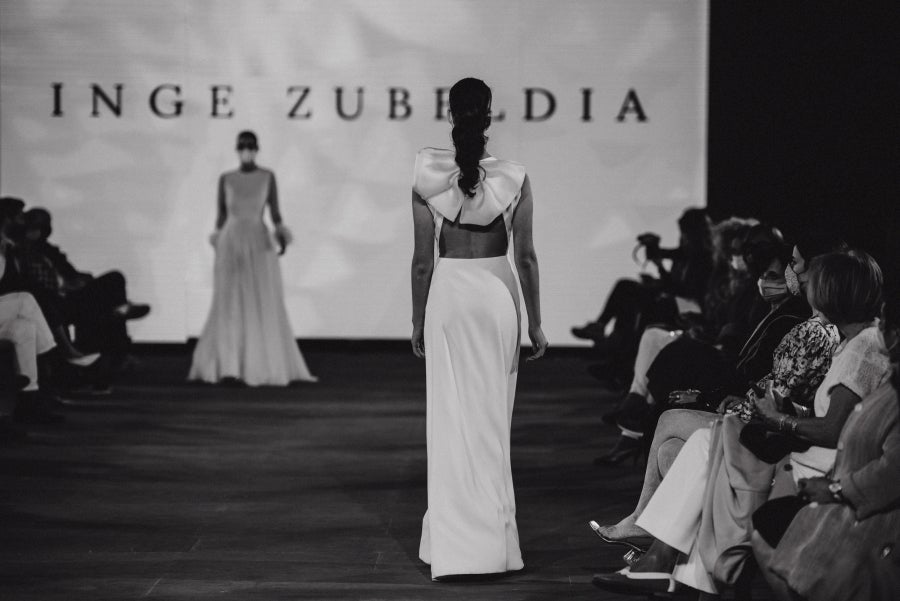 Vestidos de ensueño con patrones únicos y detalles creados con alma. La colección 'Alma' ha rendido homenaje a los artesanos, a las tradiciones y a las raíces. A su arte, reflejado en el bordar y en el tejer; a imagen de la destreza de los bailes tradicionales. Inge Zubeldia ha irradiado color, luz y optimismo en un momento tan devastador a nivel global. 