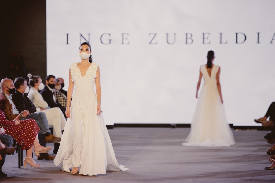 Vestidos de ensueño con patrones únicos y detalles creados con alma. La colección 'Alma' ha rendido homenaje a los artesanos, a las tradiciones y a las raíces. A su arte, reflejado en el bordar y en el tejer; a imagen de la destreza de los bailes tradicionales. Inge Zubeldia ha irradiado color, luz y optimismo en un momento tan devastador a nivel global. 