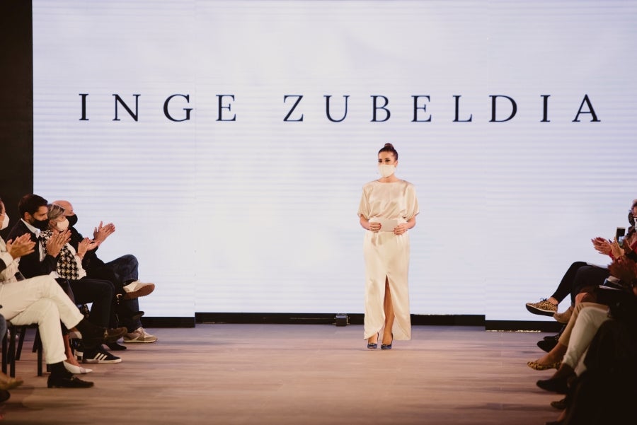 Vestidos de ensueño con patrones únicos y detalles creados con alma. La colección 'Alma' ha rendido homenaje a los artesanos, a las tradiciones y a las raíces. A su arte, reflejado en el bordar y en el tejer; a imagen de la destreza de los bailes tradicionales. Inge Zubeldia ha irradiado color, luz y optimismo en un momento tan devastador a nivel global. 