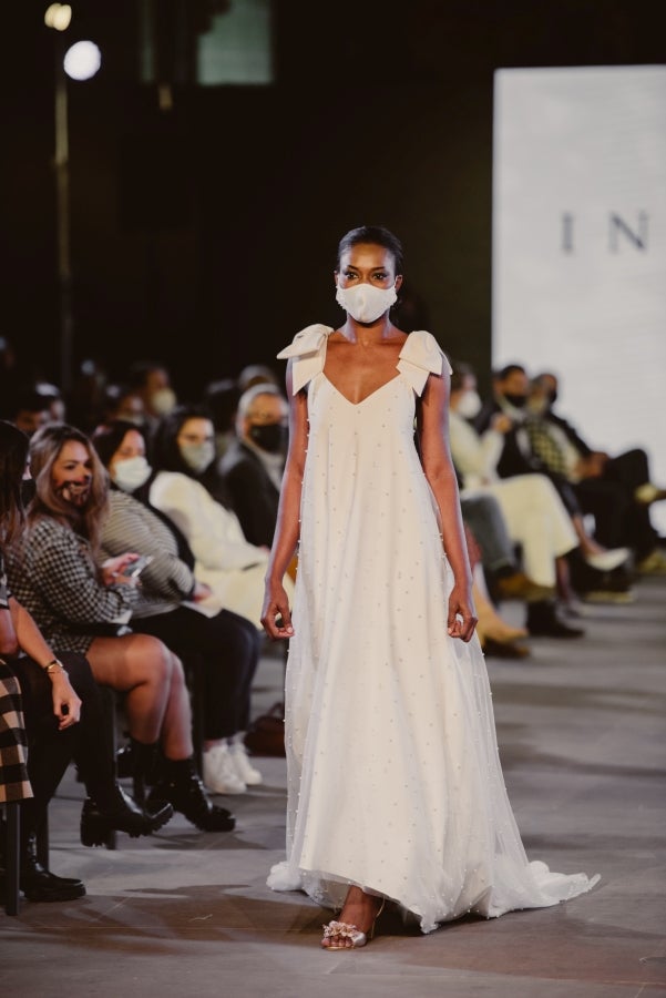 Vestidos de ensueño con patrones únicos y detalles creados con alma. La colección 'Alma' ha rendido homenaje a los artesanos, a las tradiciones y a las raíces. A su arte, reflejado en el bordar y en el tejer; a imagen de la destreza de los bailes tradicionales. Inge Zubeldia ha irradiado color, luz y optimismo en un momento tan devastador a nivel global. 