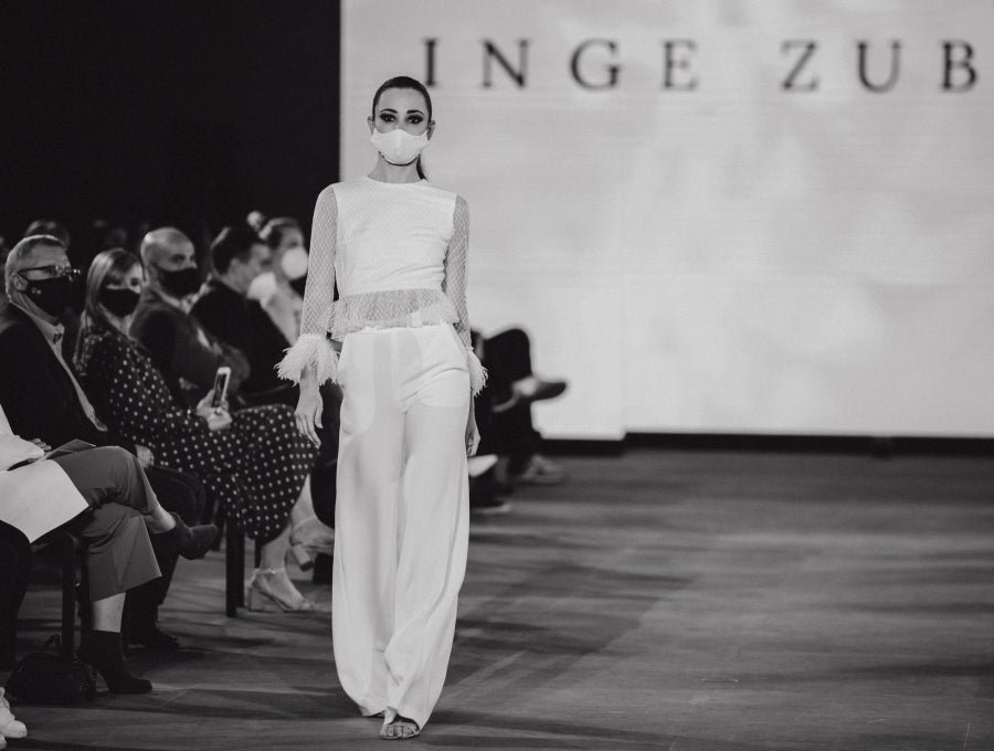 Vestidos de ensueño con patrones únicos y detalles creados con alma. La colección 'Alma' ha rendido homenaje a los artesanos, a las tradiciones y a las raíces. A su arte, reflejado en el bordar y en el tejer; a imagen de la destreza de los bailes tradicionales. Inge Zubeldia ha irradiado color, luz y optimismo en un momento tan devastador a nivel global. 