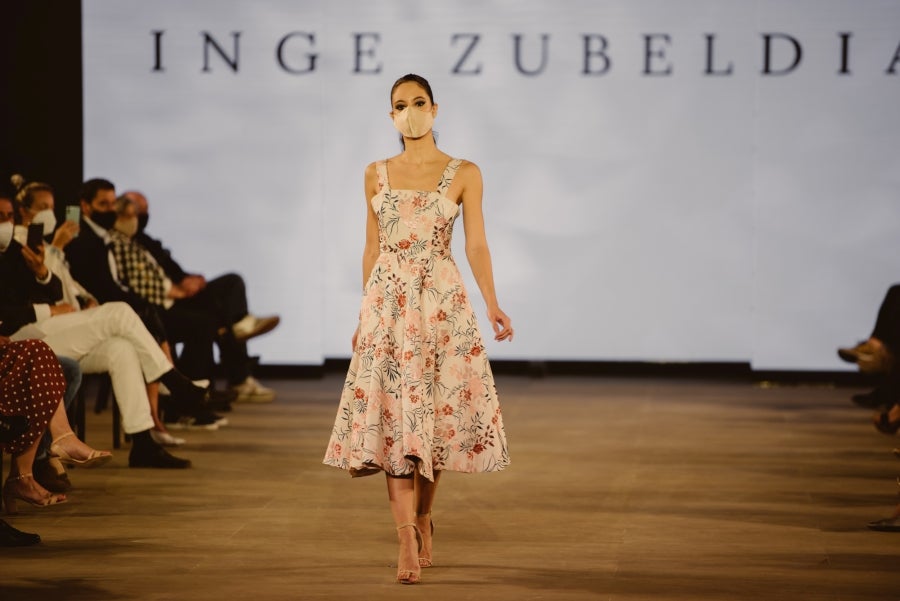 Vestidos de ensueño con patrones únicos y detalles creados con alma. La colección 'Alma' ha rendido homenaje a los artesanos, a las tradiciones y a las raíces. A su arte, reflejado en el bordar y en el tejer; a imagen de la destreza de los bailes tradicionales. Inge Zubeldia ha irradiado color, luz y optimismo en un momento tan devastador a nivel global. 