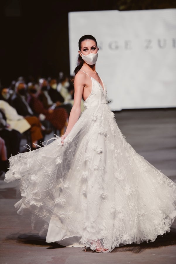 Vestidos de ensueño con patrones únicos y detalles creados con alma. La colección 'Alma' ha rendido homenaje a los artesanos, a las tradiciones y a las raíces. A su arte, reflejado en el bordar y en el tejer; a imagen de la destreza de los bailes tradicionales. Inge Zubeldia ha irradiado color, luz y optimismo en un momento tan devastador a nivel global. 