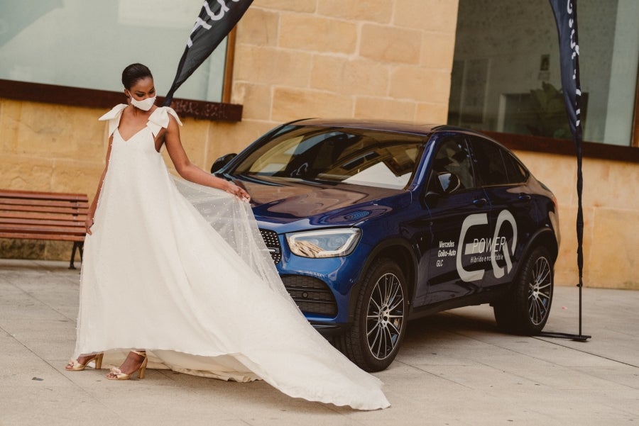 Vestidos de ensueño con patrones únicos y detalles creados con alma. La colección 'Alma' ha rendido homenaje a los artesanos, a las tradiciones y a las raíces. A su arte, reflejado en el bordar y en el tejer; a imagen de la destreza de los bailes tradicionales. Inge Zubeldia ha irradiado color, luz y optimismo en un momento tan devastador a nivel global. 