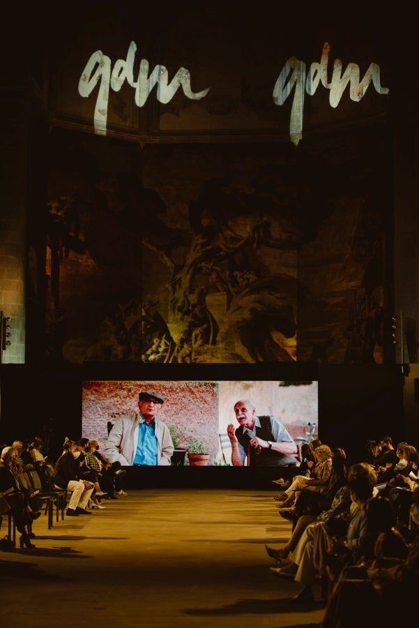 Vestidos de ensueño con patrones únicos y detalles creados con alma. La colección 'Alma' ha rendido homenaje a los artesanos, a las tradiciones y a las raíces. A su arte, reflejado en el bordar y en el tejer; a imagen de la destreza de los bailes tradicionales. Inge Zubeldia ha irradiado color, luz y optimismo en un momento tan devastador a nivel global. 