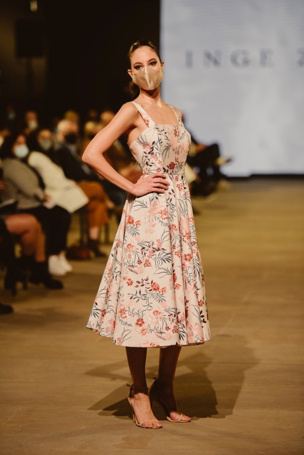 Vestidos de ensueño con patrones únicos y detalles creados con alma. La colección 'Alma' ha rendido homenaje a los artesanos, a las tradiciones y a las raíces. A su arte, reflejado en el bordar y en el tejer; a imagen de la destreza de los bailes tradicionales. Inge Zubeldia ha irradiado color, luz y optimismo en un momento tan devastador a nivel global. 