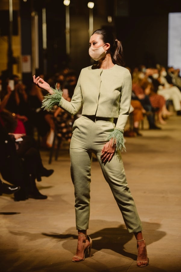 Vestidos de ensueño con patrones únicos y detalles creados con alma. La colección 'Alma' ha rendido homenaje a los artesanos, a las tradiciones y a las raíces. A su arte, reflejado en el bordar y en el tejer; a imagen de la destreza de los bailes tradicionales. Inge Zubeldia ha irradiado color, luz y optimismo en un momento tan devastador a nivel global. 