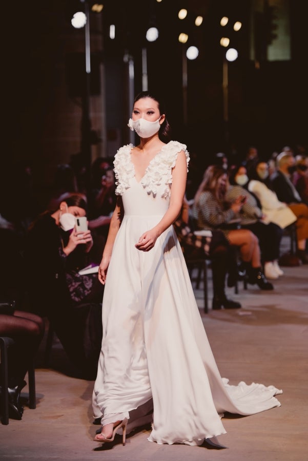 Vestidos de ensueño con patrones únicos y detalles creados con alma. La colección 'Alma' ha rendido homenaje a los artesanos, a las tradiciones y a las raíces. A su arte, reflejado en el bordar y en el tejer; a imagen de la destreza de los bailes tradicionales. Inge Zubeldia ha irradiado color, luz y optimismo en un momento tan devastador a nivel global. 