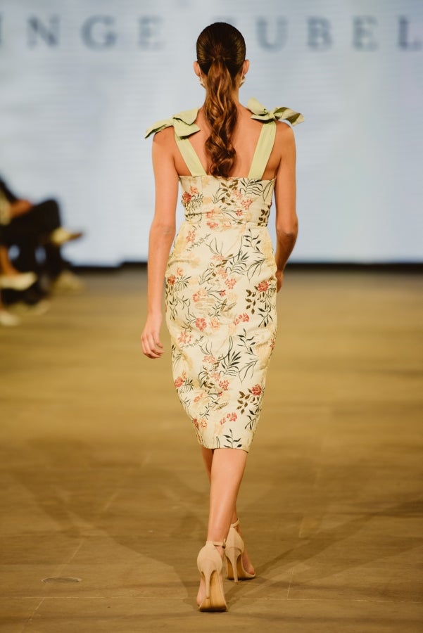 Vestidos de ensueño con patrones únicos y detalles creados con alma. La colección 'Alma' ha rendido homenaje a los artesanos, a las tradiciones y a las raíces. A su arte, reflejado en el bordar y en el tejer; a imagen de la destreza de los bailes tradicionales. Inge Zubeldia ha irradiado color, luz y optimismo en un momento tan devastador a nivel global. 