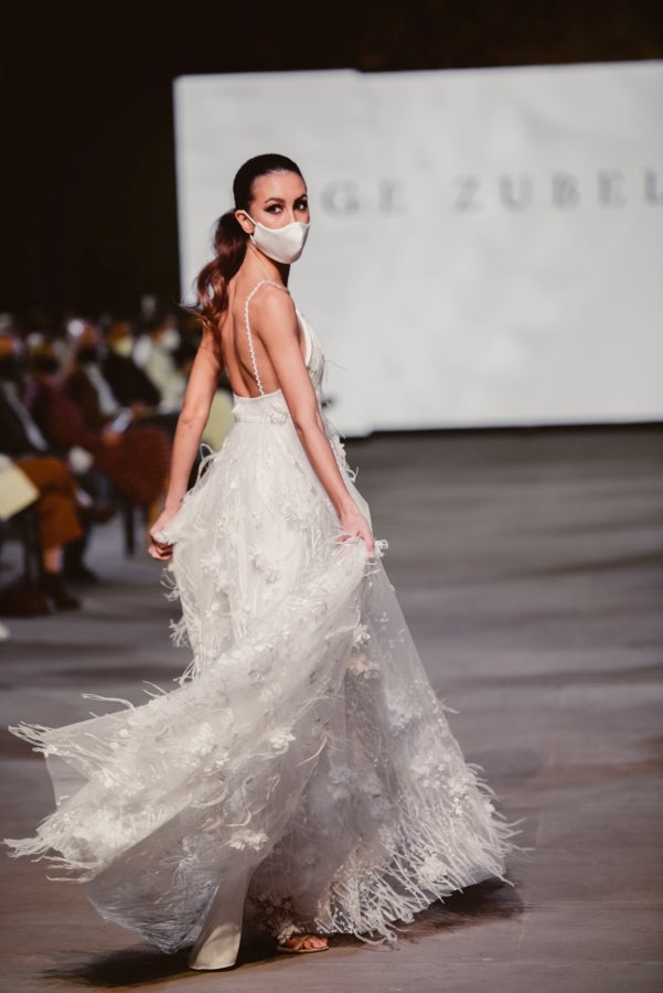 Vestidos de ensueño con patrones únicos y detalles creados con alma. La colección 'Alma' ha rendido homenaje a los artesanos, a las tradiciones y a las raíces. A su arte, reflejado en el bordar y en el tejer; a imagen de la destreza de los bailes tradicionales. Inge Zubeldia ha irradiado color, luz y optimismo en un momento tan devastador a nivel global. 