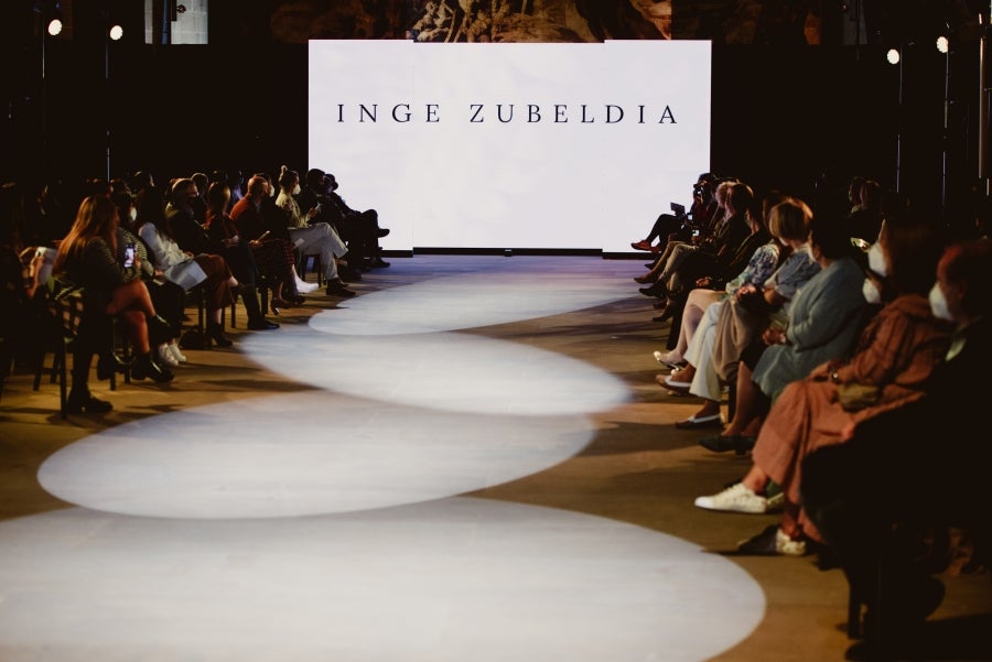 Vestidos de ensueño con patrones únicos y detalles creados con alma. La colección 'Alma' ha rendido homenaje a los artesanos, a las tradiciones y a las raíces. A su arte, reflejado en el bordar y en el tejer; a imagen de la destreza de los bailes tradicionales. Inge Zubeldia ha irradiado color, luz y optimismo en un momento tan devastador a nivel global. 