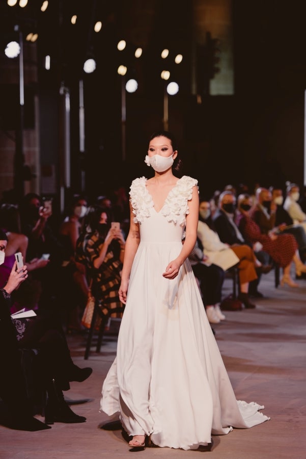 Vestidos de ensueño con patrones únicos y detalles creados con alma. La colección 'Alma' ha rendido homenaje a los artesanos, a las tradiciones y a las raíces. A su arte, reflejado en el bordar y en el tejer; a imagen de la destreza de los bailes tradicionales. Inge Zubeldia ha irradiado color, luz y optimismo en un momento tan devastador a nivel global. 