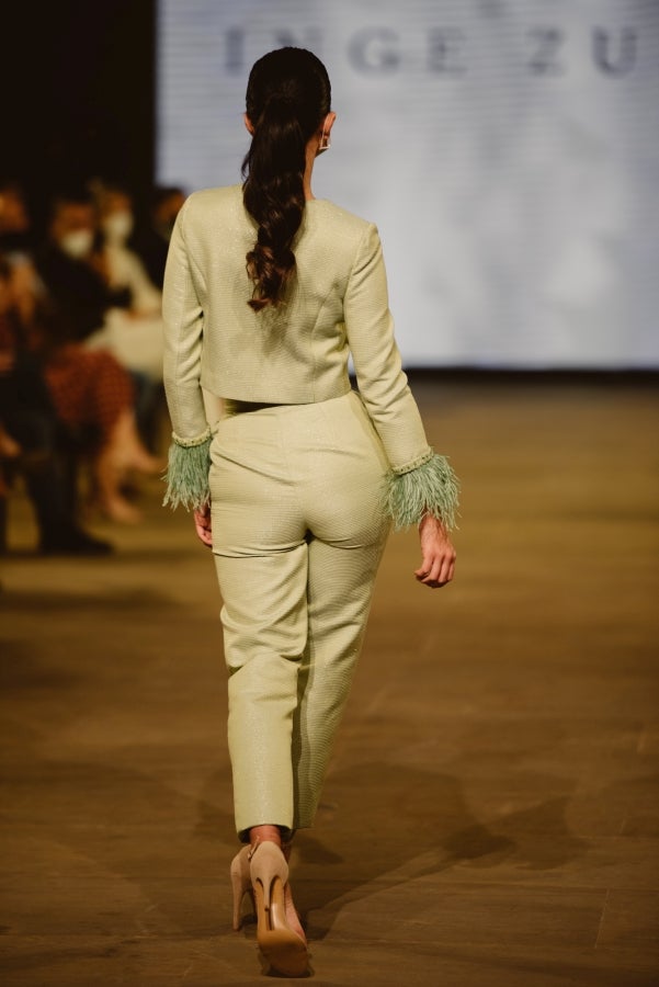 Vestidos de ensueño con patrones únicos y detalles creados con alma. La colección 'Alma' ha rendido homenaje a los artesanos, a las tradiciones y a las raíces. A su arte, reflejado en el bordar y en el tejer; a imagen de la destreza de los bailes tradicionales. Inge Zubeldia ha irradiado color, luz y optimismo en un momento tan devastador a nivel global. 